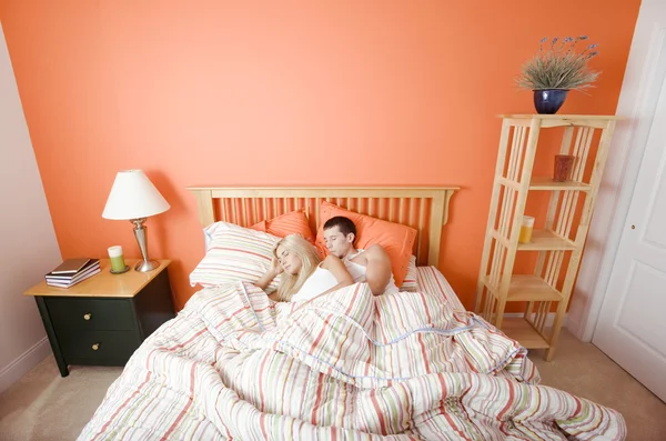 Junges Paar schläft im Bett — Stockfoto