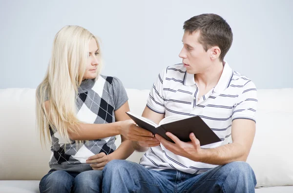 Couple on Couch with Book — Stock Photo, Image