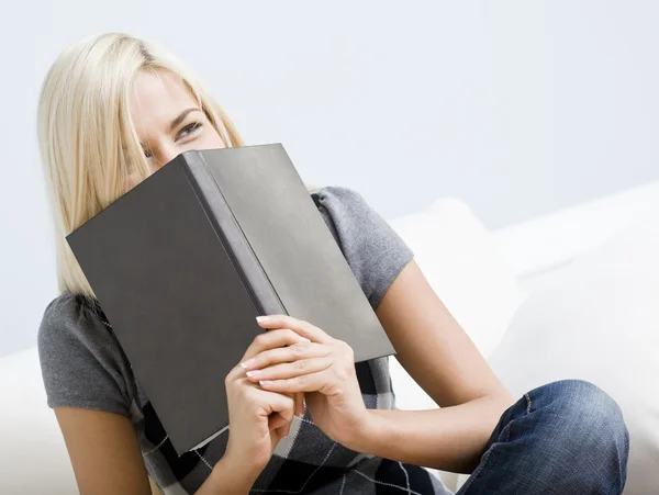 Смеющаяся женщина с книгой — стоковое фото
