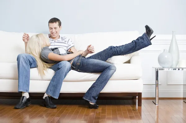 Czuły para relaksujący razem na kanapie — Zdjęcie stockowe