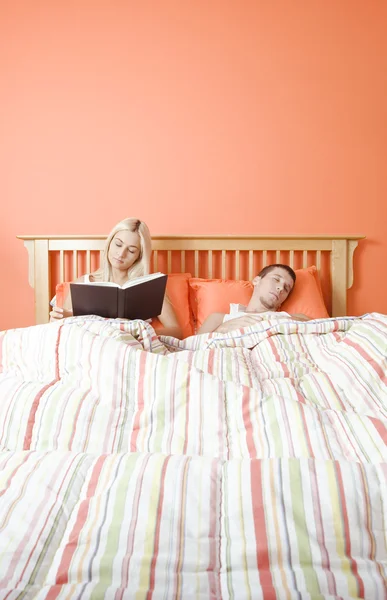 Par avkopplande i sängen — Stockfoto