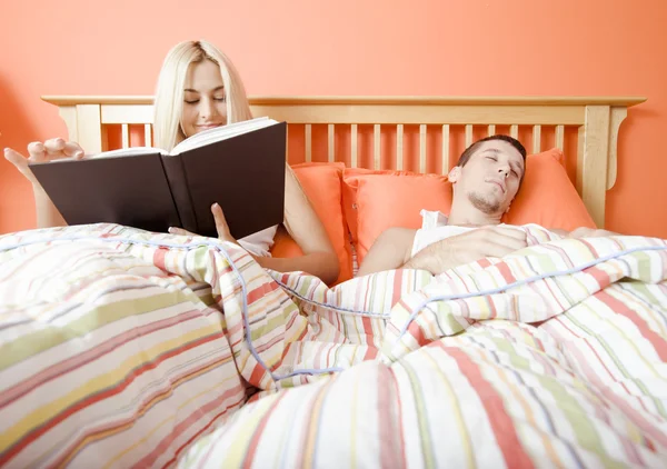 Paar ontspannen in bed — Stockfoto