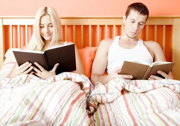 Paar liest im Bett — Stockfoto