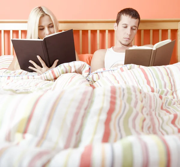 Paar liest im Bett — Stockfoto