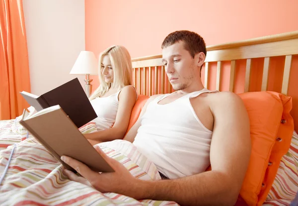 Paar lezen in bed — Stockfoto