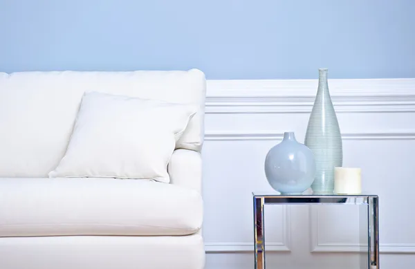 Sofá branco e vasos — Fotografia de Stock