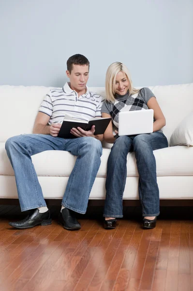 Пара розслабляється на дивані — стокове фото