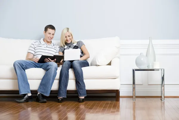 Happy Couple Relaxing on Couch — Stock Photo, Image