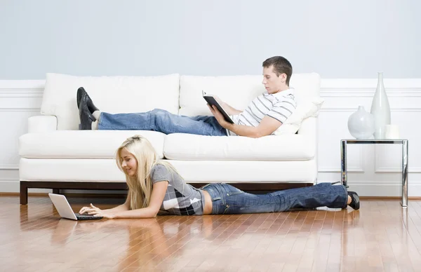 Pár relaxace v obývacím pokoji — Stock fotografie