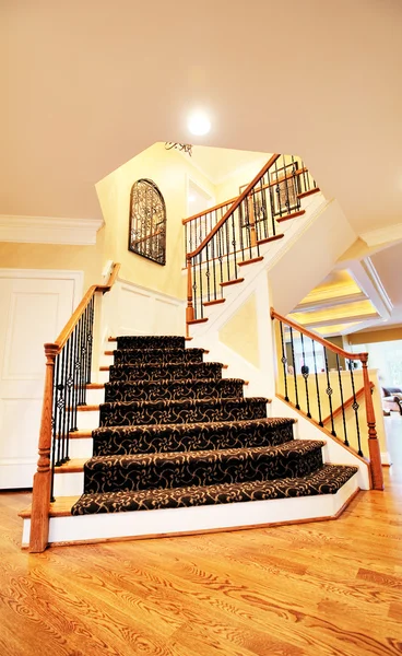 Σκάλα στο upscale σπίτι — Φωτογραφία Αρχείου