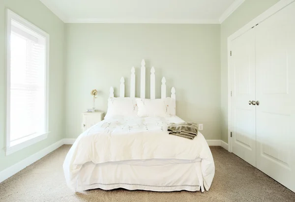パステル カラーの寝室のインテリア — ストック写真