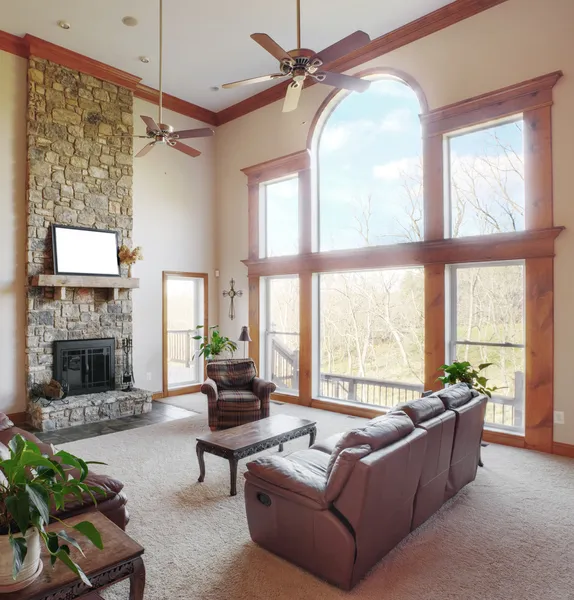 Interiér obývacího pokoje s vysokým stropem — Stock fotografie