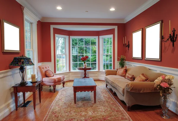 Interiér obývacího pokoje s arkýřovým oknem — Stock fotografie