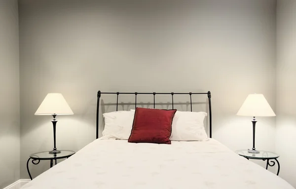 Säng och lampor — Stockfoto