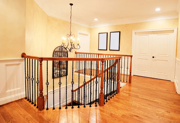 Corredor superior e escadaria em casa de luxo — Fotografia de Stock