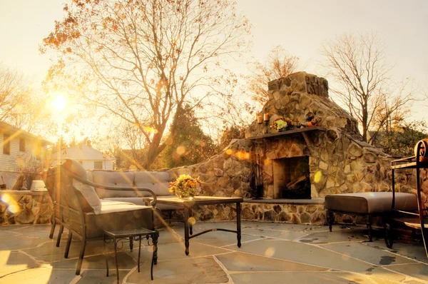 石造りの暖炉と日当たりの良いパティオ — ストック写真