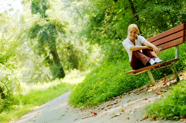 Dívka na lesní lavičky — Stock fotografie