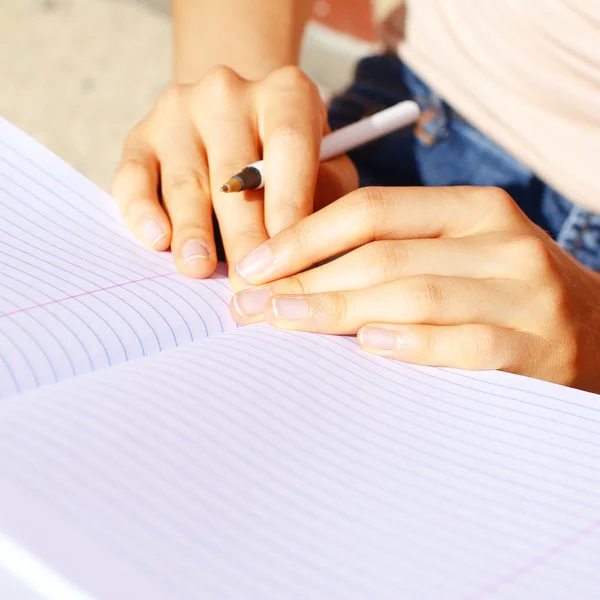 Chica escribiendo en el libro de notas — Foto de Stock