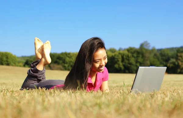 풀밭에서 노트북 소녀 — 스톡 사진