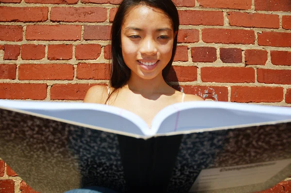 Dívka v poznámce knihy — Stock fotografie