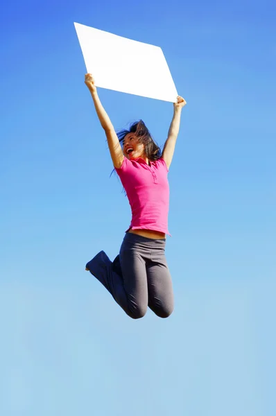 Springendes Mädchen mit Schild — Stockfoto