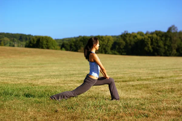 Girl Practicing Yoga In Field — Stock Photo, Image