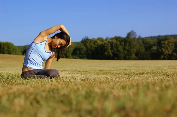 Girl Practicing Yoga In Field — Stock Photo, Image