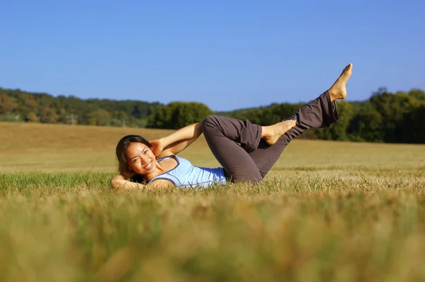 Fille pratiquant le yoga dans le champ — Photo