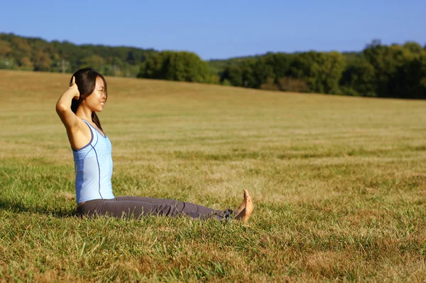 Ragazza che pratica Yoga in campo — Foto Stock