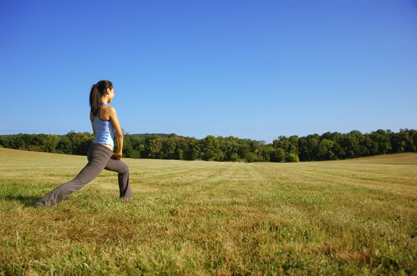 Dziewczyna Praktykuje jogę w dziedzinie — Zdjęcie stockowe