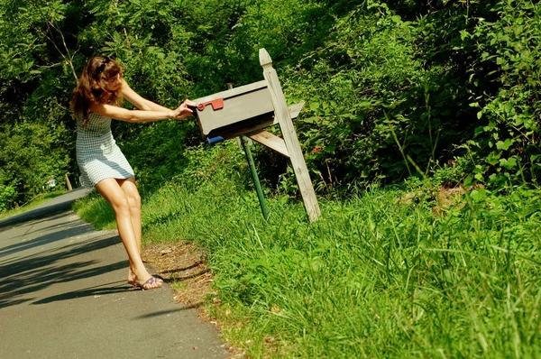 Menina verificando correio — Fotografia de Stock