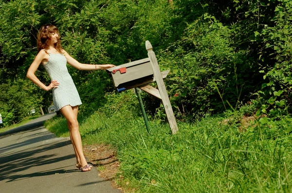 Девушка проверка почты — стоковое фото