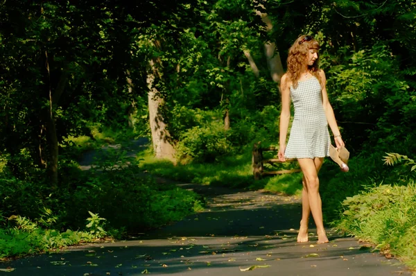 Orman yolu üzerinde güzel bir kız — Stok fotoğraf