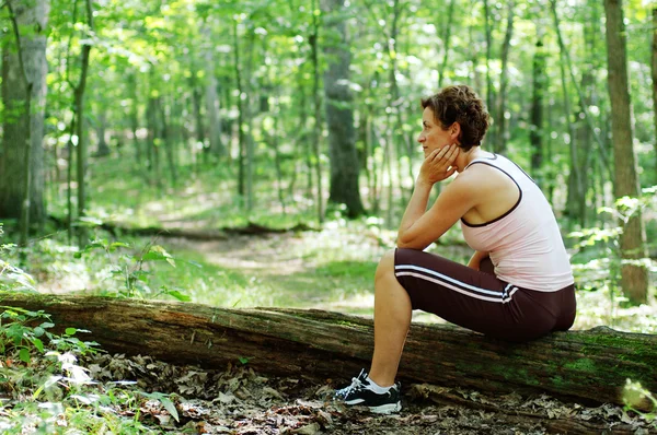 Běžec zralá žena odpočívá — Stock fotografie