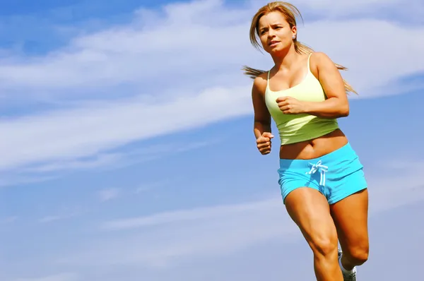 Kvinna löpare — Stockfoto