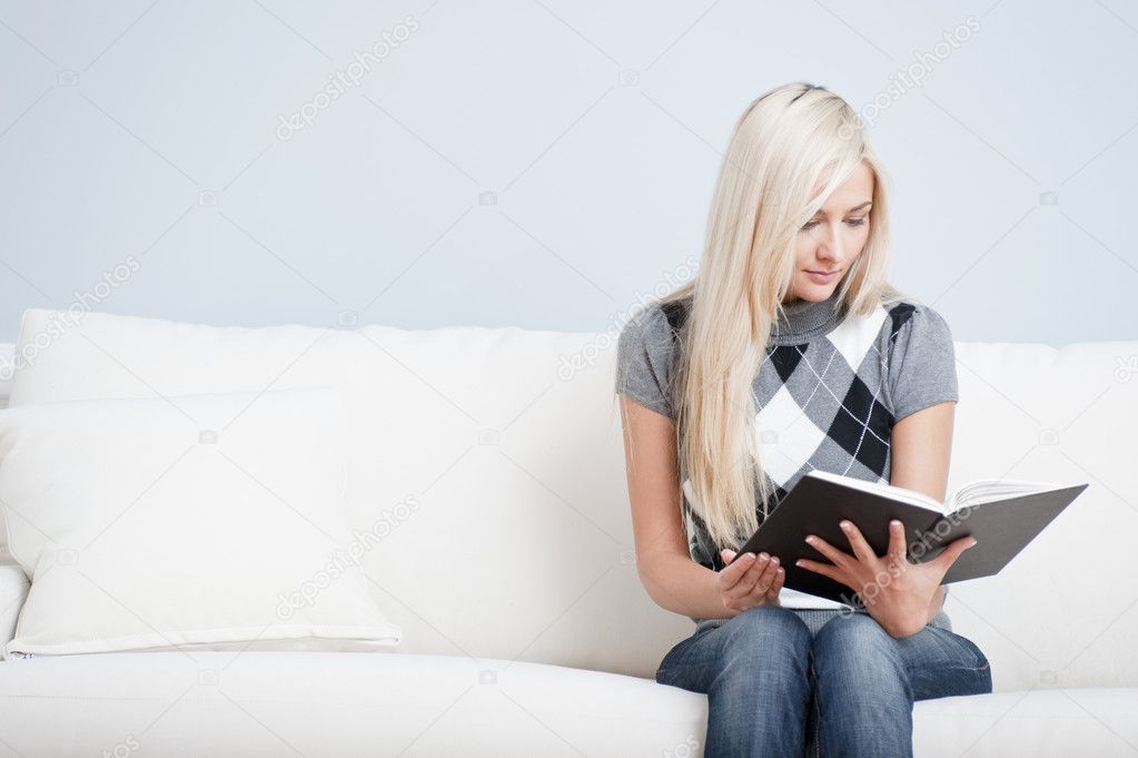 Jonge Vrouw Zittend Op De Bank Lezen Van Boek — Stockfoto © Cardmaverick 2627677