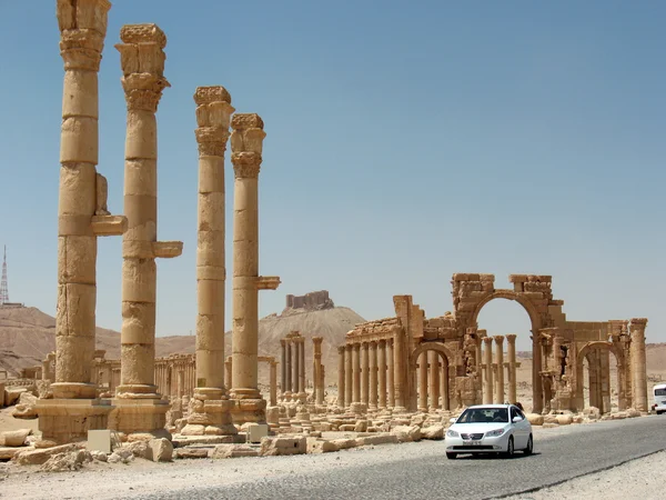 Palmyra dnes: starověké & moderní — Stock fotografie