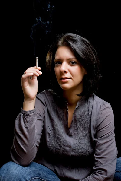Retrato de una chica con un cigarro —  Fotos de Stock