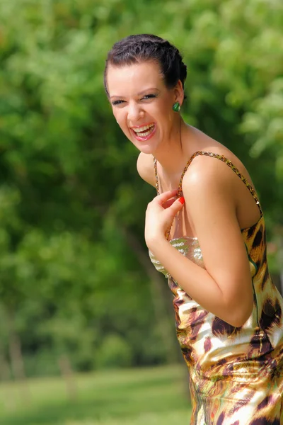Portret van een lachend meisje — Stockfoto