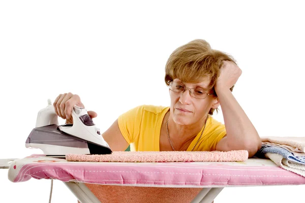 Γυναίκα κουραστεί να κάνει το σιδέρωμα — Φωτογραφία Αρχείου