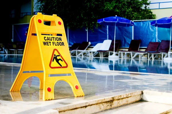 Dikkatli ıslak zemin işareti — Stok fotoğraf