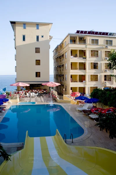 Hotel mit Schwimmbad — Stockfoto