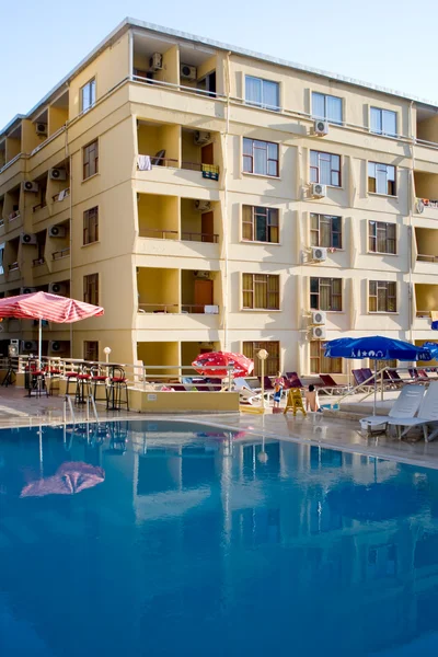 Hotel with a swimming pool — Stock Photo, Image
