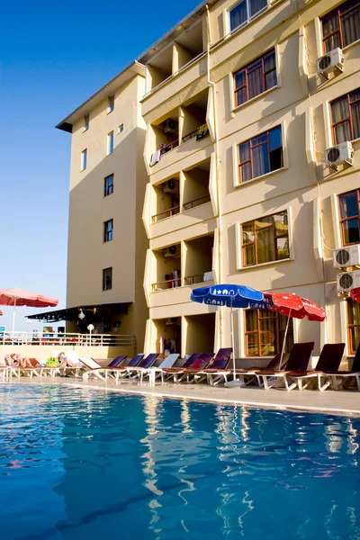 Hotel mit Schwimmbad — Stockfoto