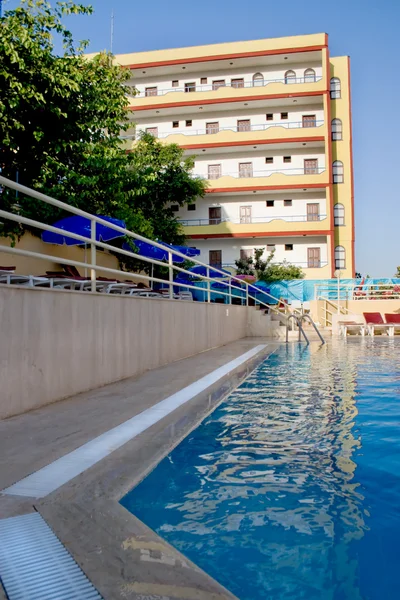 Hotel s bazénem — Stock fotografie
