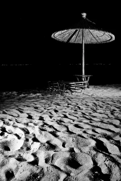 Бамбуковый зонтик на пляже — стоковое фото