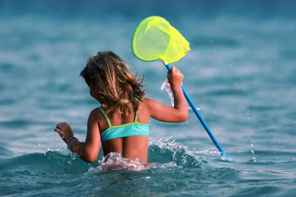 Chica joven jugando en el agua — Foto de Stock