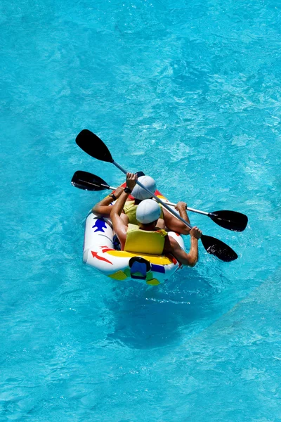 Rafting en un parque acuático de atracciones — Foto de Stock