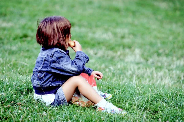 Kind beim Essen — Stockfoto