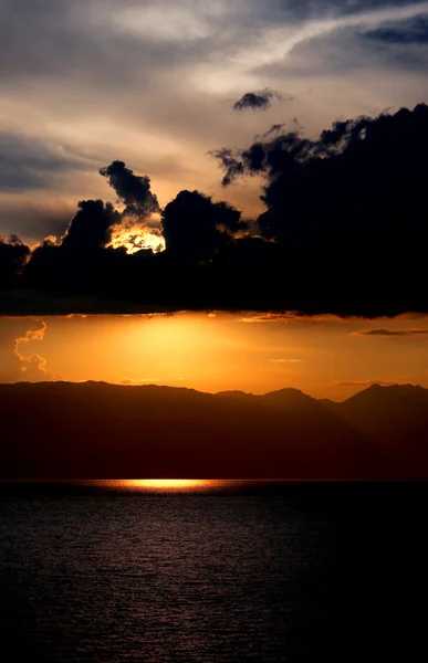 Auringonlasku Ohridjärvellä, Makedonia — kuvapankkivalokuva